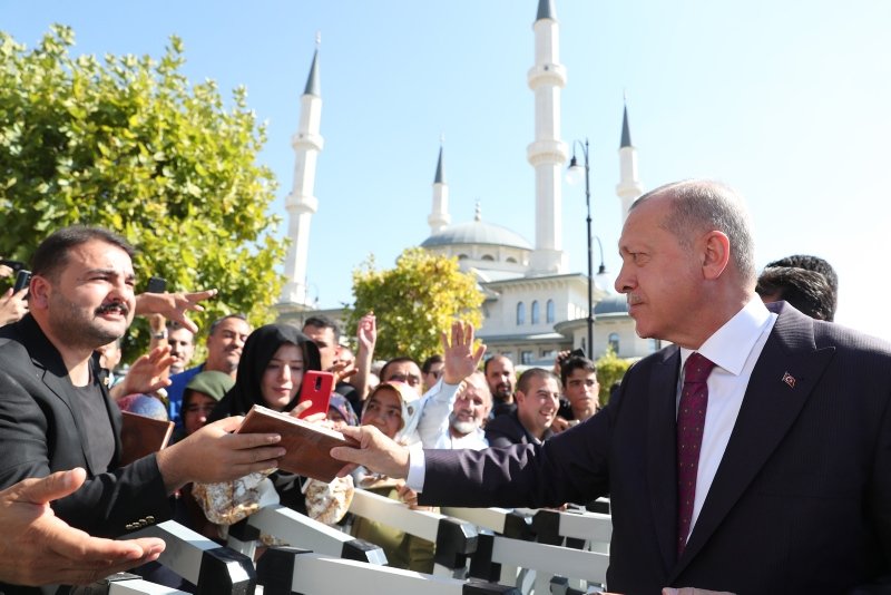 Başkan Recep Tayyip Erdoğan, cuma namazı çıkışında vatandaşlara kitap dağıttı
