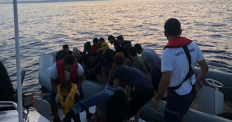 İzmir Dikili açıklarında 95 kaçak göçmen yakalandı