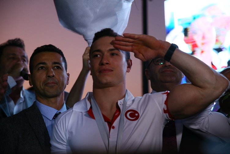 Olimpiyat gururlarına İzmir’de coşkulu karşılama