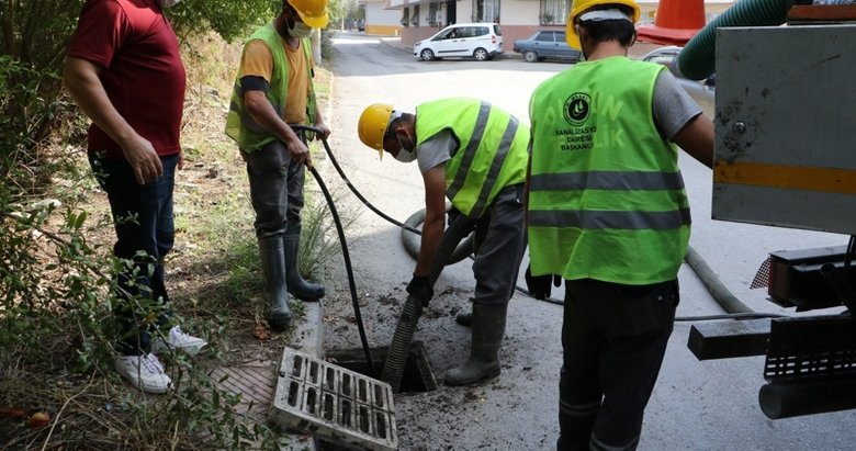 Manisa’da yağmur suyu ızgaralarından 15 ton çöp çıktı