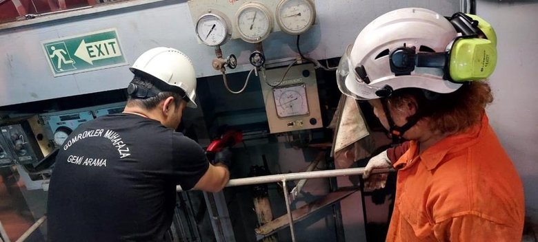 İzmir’de yük gemisine operasyon: 40 ton kaçak akaryakıt ele geçirildi