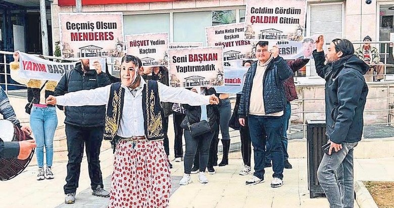 CHP’li başkana köçekli protesto