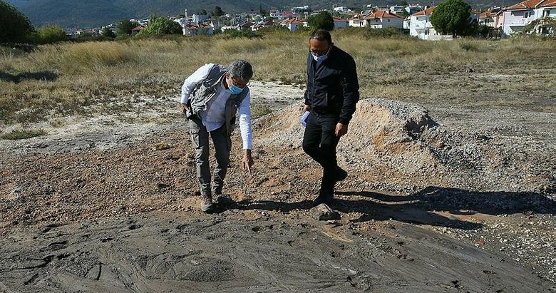 İzmir’de depremin ardından iki ayrı noktada yer altından sıcak su çıkmaya başladı