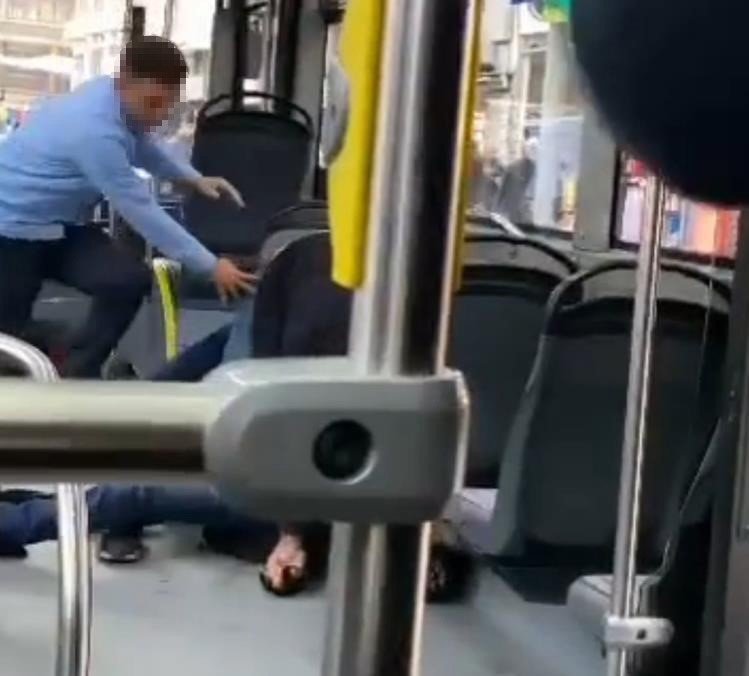 İzmir’de belediye otobüsünde kavga! Bıçaklama anı böyle görüntülendi