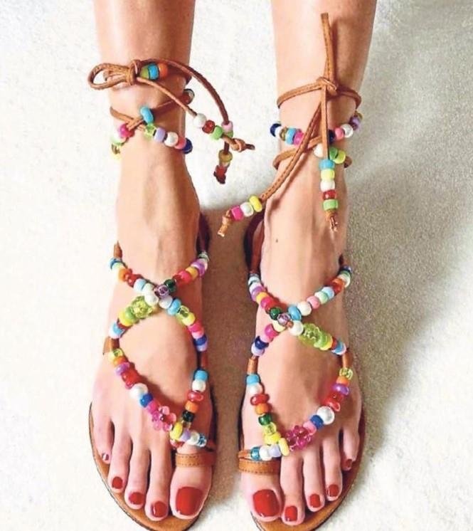 Rahatlık ve stilin bir araya geldiği parmak arası terlik