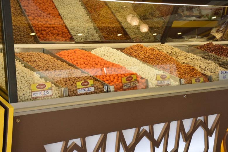 İzmir’de, sokağa çıkma yasağı kuruyemiş satışlarını artırdı