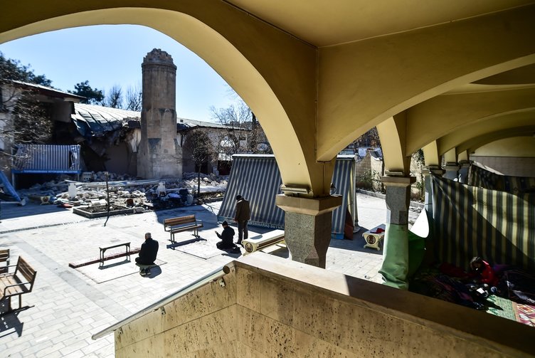 Tarihi Dulkadiroğulları’na dayanıyordu... 527 yıllık Ulu Cami depremde hasar gördü!