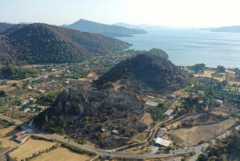 Marmaris’in önemli turizm bölgelerinden Kızkumu Plajı çevresinde yanan ormanlık alanlar havadan görüntülendi