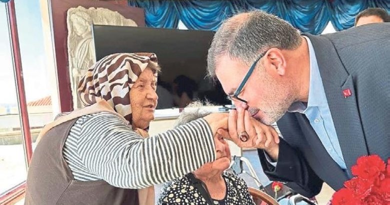 Saygılı huzurevi sakinlerini bayramda yalnız bırakmadı