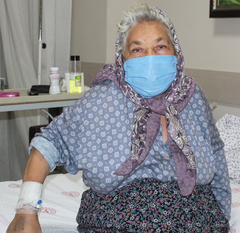 Çok sayıda kronik rahatsızlığı bulunan yaşlı kadın koronavirüsü yendi