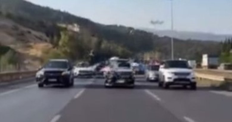 İzmir-Aydın Otoyolu’nda akılalmaz görüntü! Düğün konvoyu yapan bir grup otoyolu trafiğe kapattı
