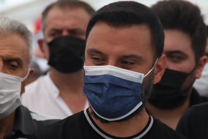 Alişan, kardeşi Selçuk Tektaş�ın mezarından bir an olsun ayrılmıyor
