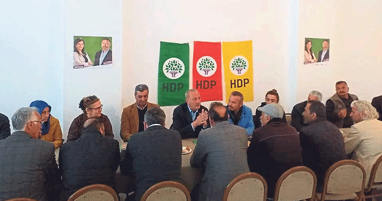 CHP’li başkan HDP bayrağı altında