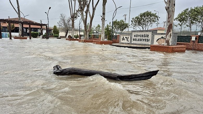 mugla-koycegizde-gol-seviyesi-yukseldi-cadde-ve-sokaklar-sular-altinda-kaldi-1771320857807.jpeg