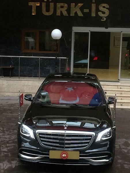 Cumhurbaşkanı Erdoğan’ın makam aracının camına Türk bayrağı yansıdı