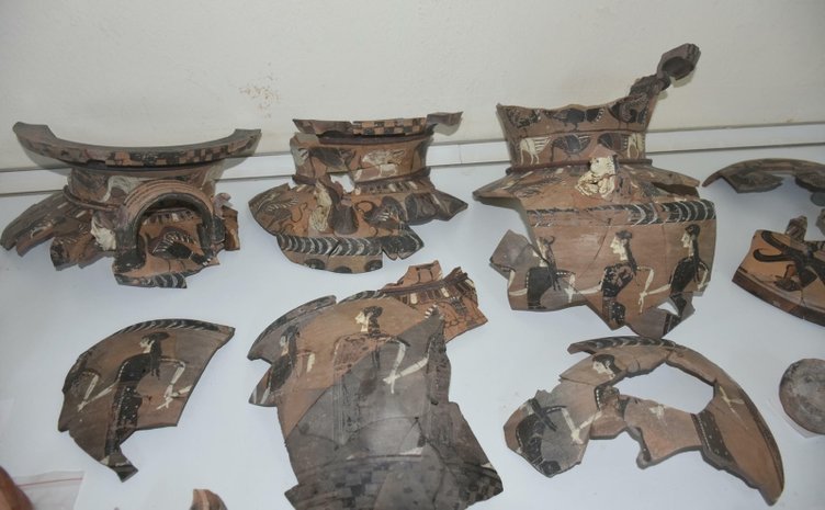 Urla’da fantastik kazı: 2500 yıllık mitolojik yaratıklar ve araba yarışlarıyla süslenmiş lavabo bulundu!