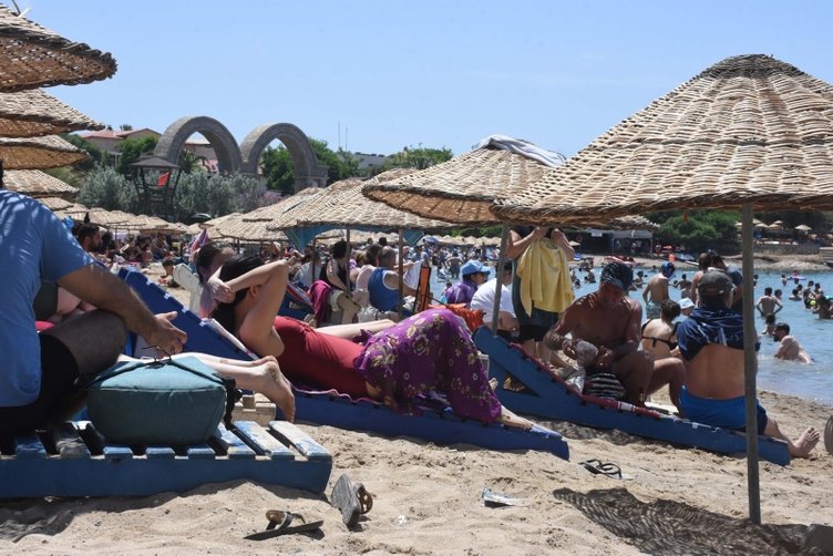 İzmir’de çocuklar bayramda deniz keyfi yaptı
