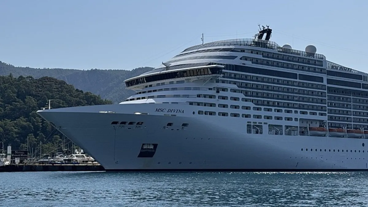 Dev kruvaziyer "MSC Divina" Marmaris'te! Binlerce yolcu getirdi