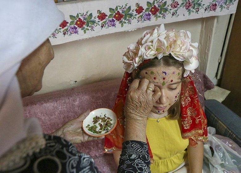 Yüz yazma geleneğinin Karaburun’daki son temsilcisi eski düğünleri özlüyor