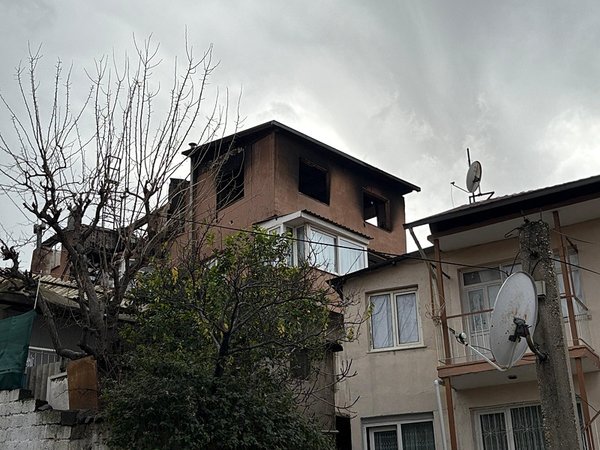 Nedeni belli değil: İzmir’de 3 katlı binanın çatı katında yangın