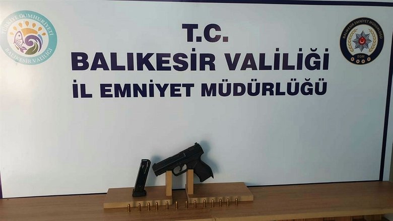 Balıkesir’de 4 silah ve 10 aranan şahıs yakalandı