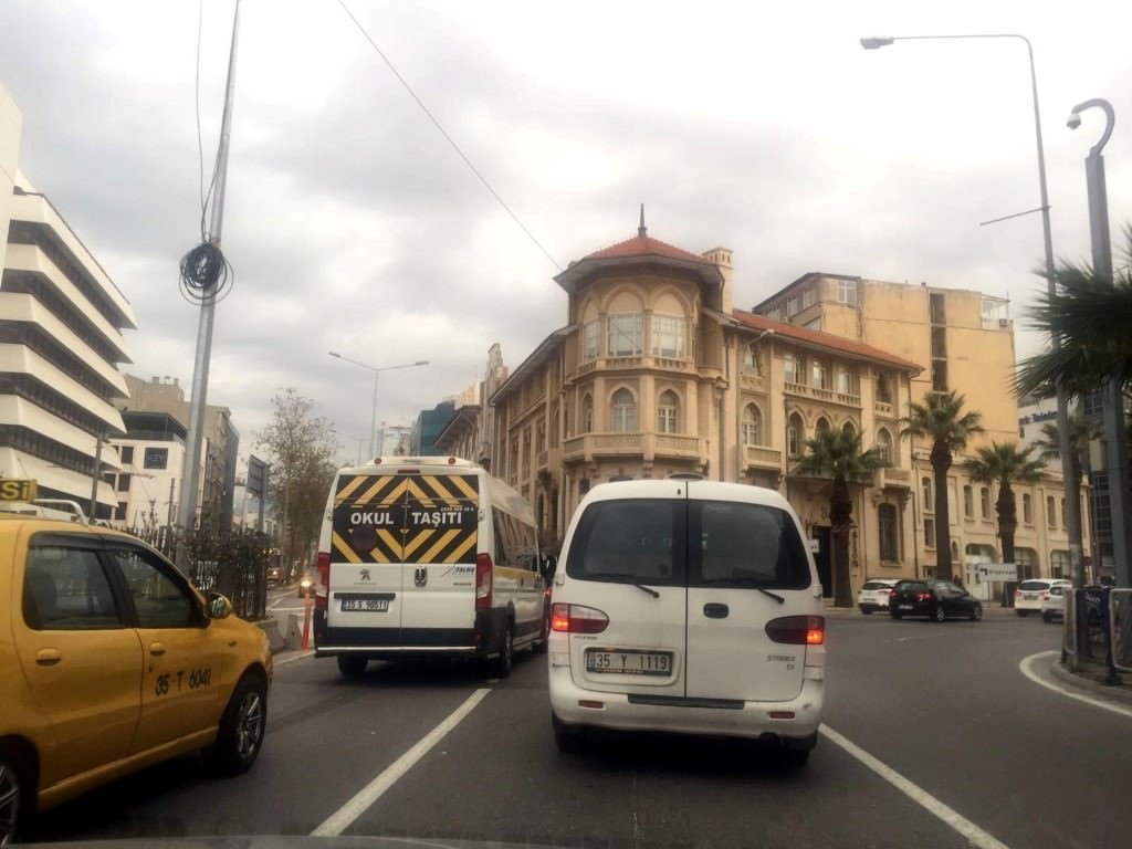 İzmir’de yeni düzenleme trafiği felç etti