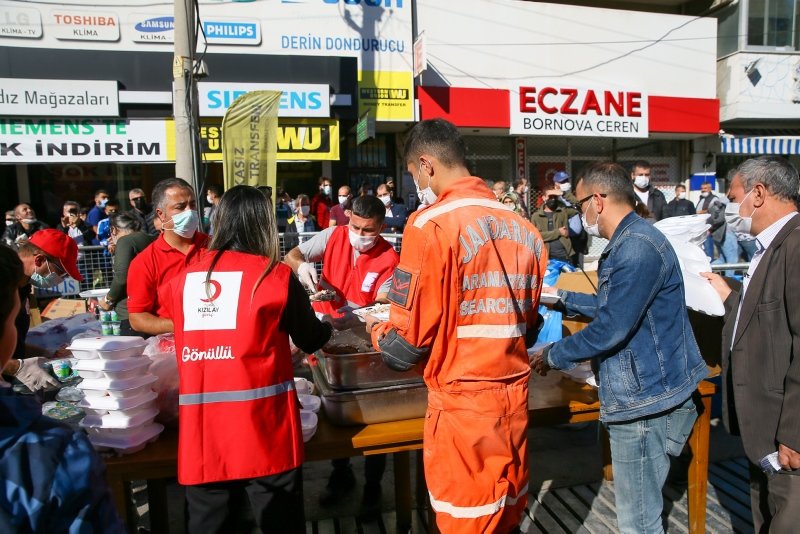 Türkiye İzmir için tek yürek! Depremzedelerin yaraları sarılıyor