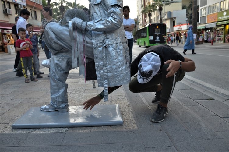 Denizli’de tek ayağının üstünde oturan heykel adam görenleri şaşırttı