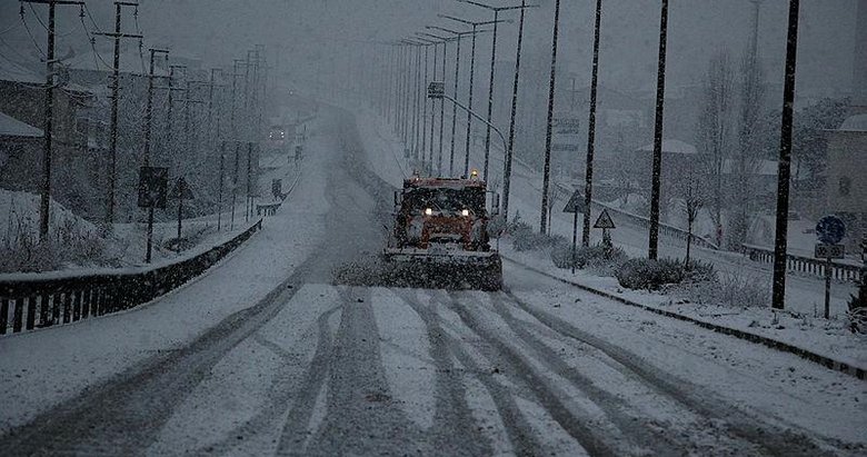 İzmir-Ankara D300 karayolu 1 saat trafiğe kapalı kaldı! Ulaşıma kar engeli