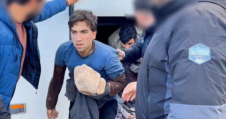 Otobüsün bagajında 53 düzensiz göçmen