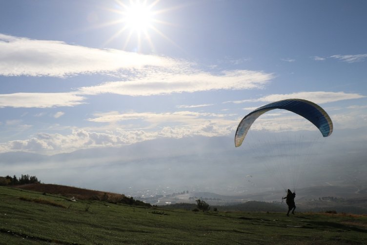 Çinli turistler Pamukkale’de yamaç paraşütü yapmadan ülkelerine dönmüyor