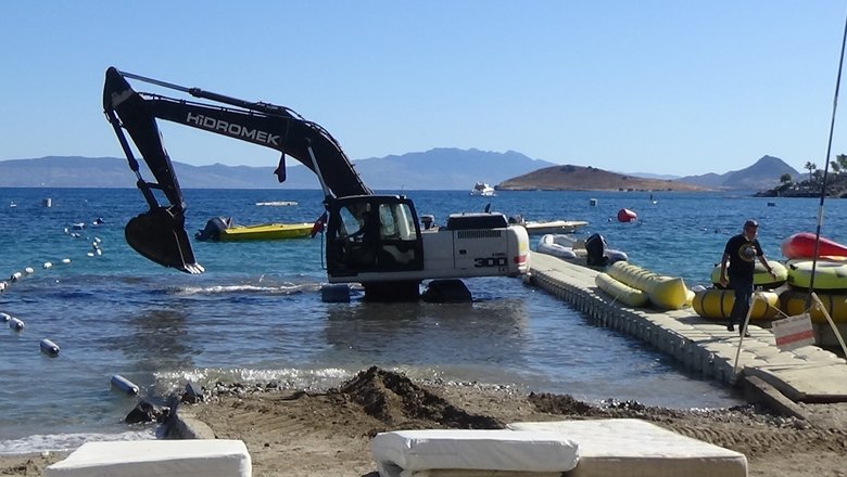 Kepçe sahile daldı! İş makinesiyle Bodrum’u karıştırdı
