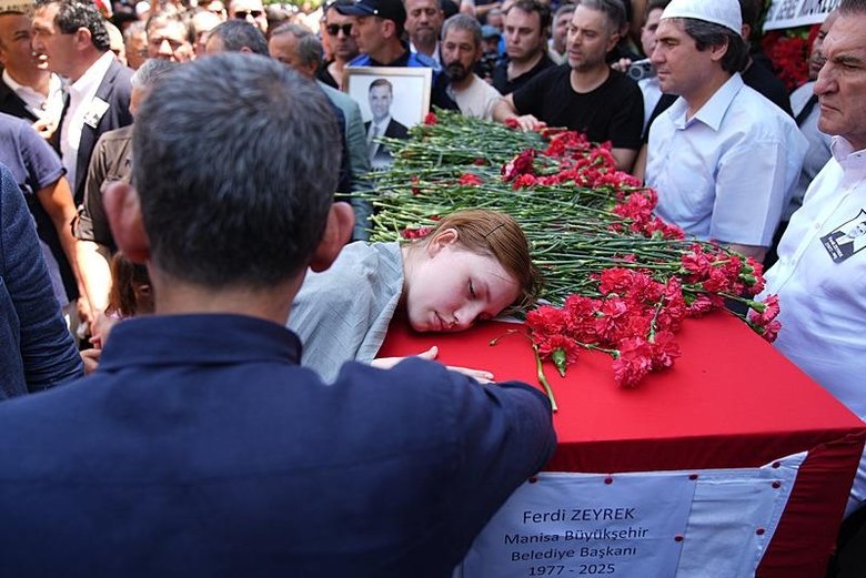 Gözyaşları içinde uğurlandı