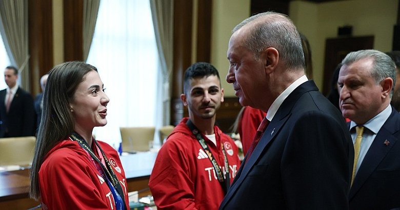 Başkan Erdoğan, sporcuları Külliye’de kabul etti