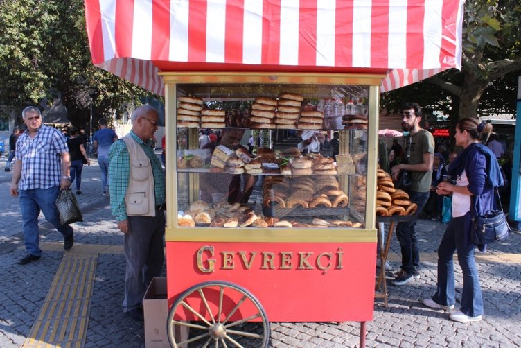 ’Gevrek’ mi ’Simit’ mi? Oxford Sözlüğü gevrek-simit tartışmasını alevlendirdi! Peki İzmirliler ne diyor?