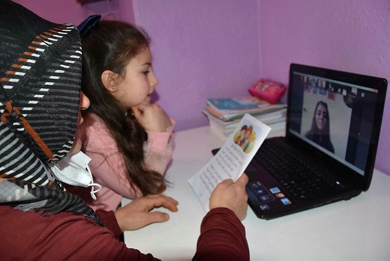 7 yaşındaki kızıyla EBA’da ’okuma- yazma’ öğrendi