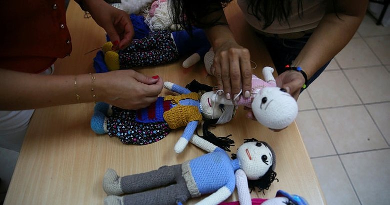 İzmir’de hükümlü kadınlar örgü bebeklerle çocukları mutlu ediyor