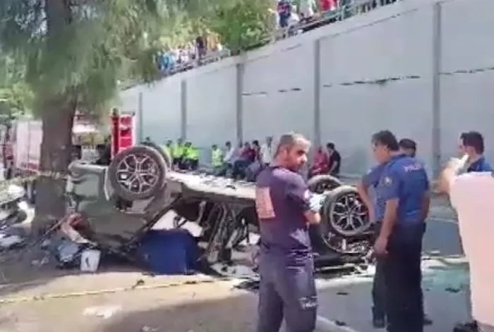 İzmir’de hasta ziyareti yolunda feci kaza! Otomobil alt geçide uçtu: 3 ölü