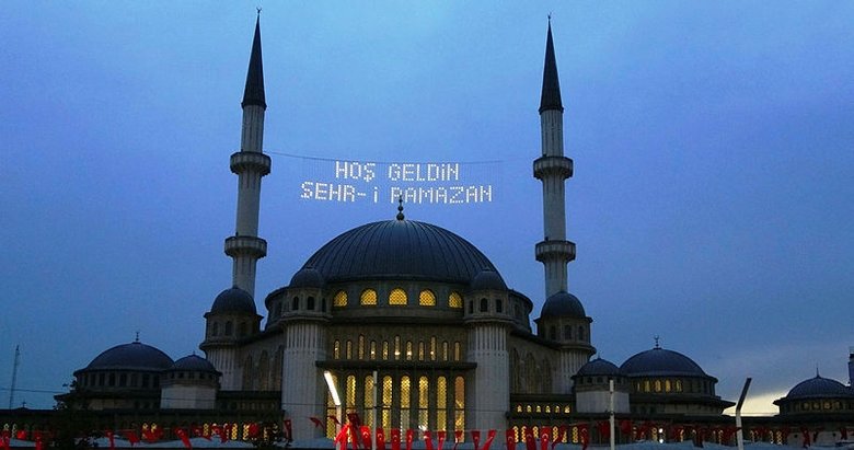 Taksim Camii’ne Ramazan mahyası asıldı