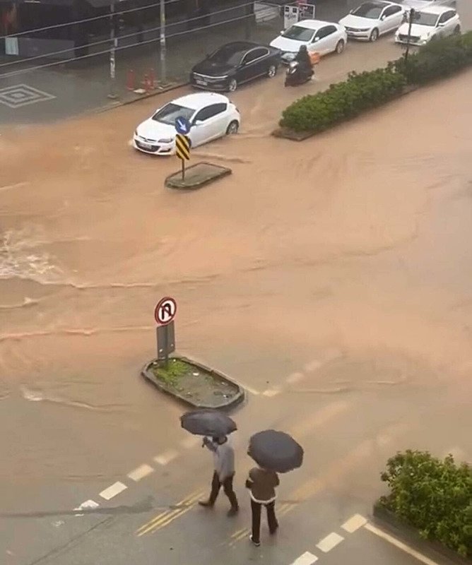 Muğla’da sağanak: Dere ve göl taştı, yollar göle döndü