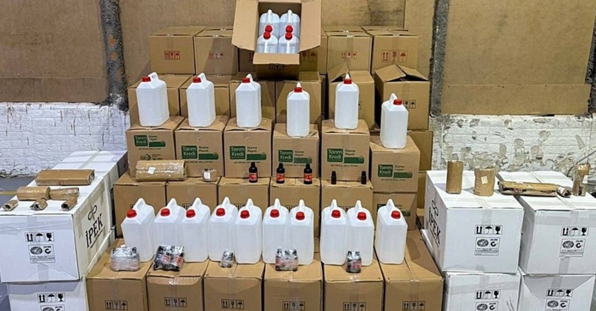 İzmir'de sahte içki operasyonu: 2 bin 850 litre etil alkol ele geçirildi