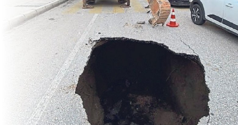 İzmir’de altyapı çöktü! İskele yolundaki obruk bir vatandaşı yuttu