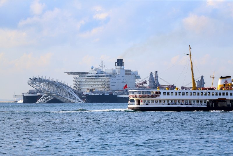 Dünyanın en büyük inşaat gemisi İstanbul Boğazı’ndan geçiyor