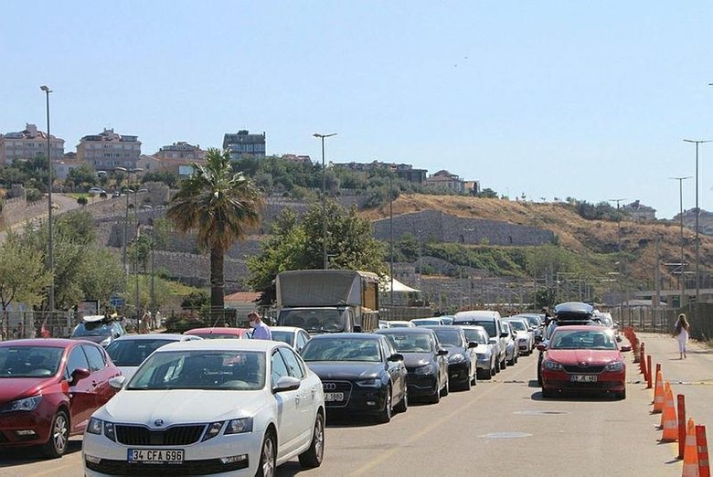 Çanakkale’de tatilciler dönüşe erken başladı, 2 kilometre kuyruk oluştu