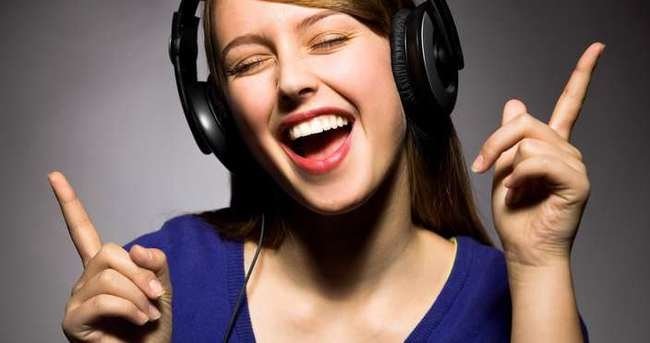 Yüksek sesli müzik dinleyenler dikkat! İşitme kaybı olabilir