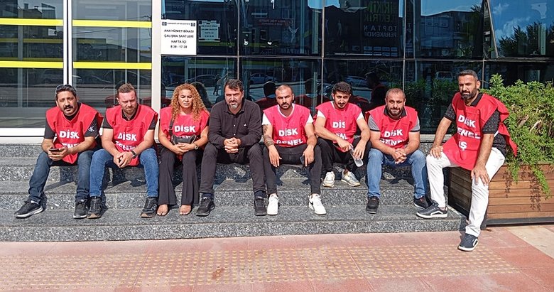 İzmir’de Karabağlar Belediyesi işçileri alacaklarının ödenmemesi nedeniyle iş bıraktı