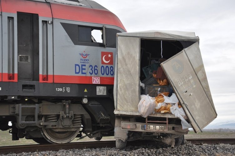 Aynı yer aynı kaza! Tren ekmek yüklü kamyonete çarptı: 1 ölü