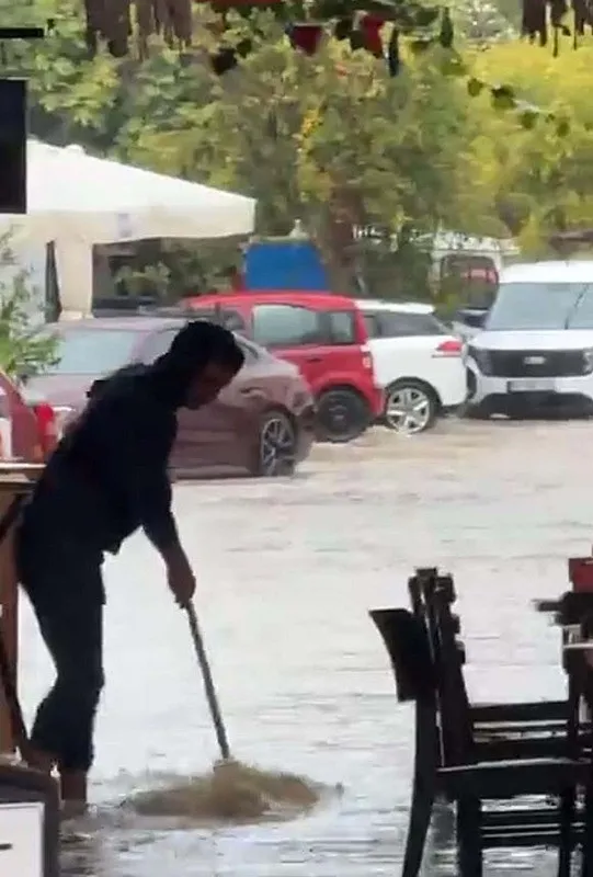 Çeşme’yi su bastı! Sağanak, yaşamı olumsuz etkiledi