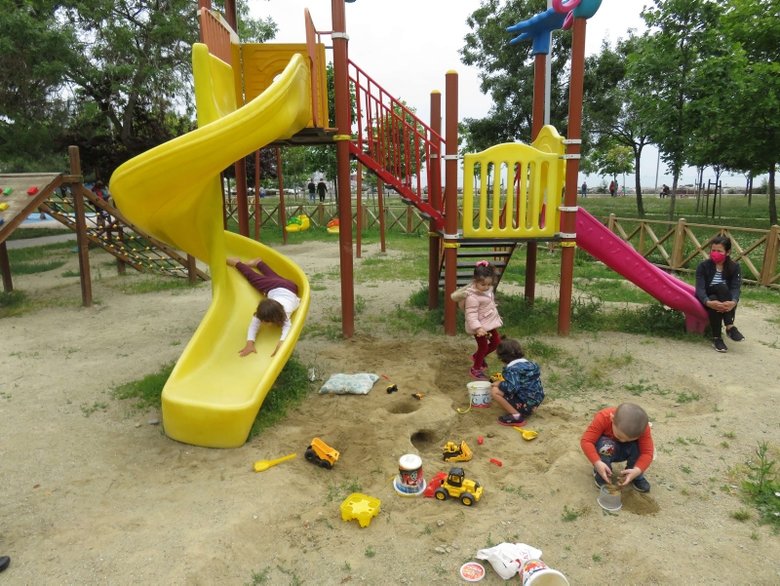 18 yaş altı bugün dışarı çıkacak mı? 18 yaş altı sokağa çıkma izni saat kaçta başlıyor? 18 yaş altı sokağa çıkma izni kaç saat?