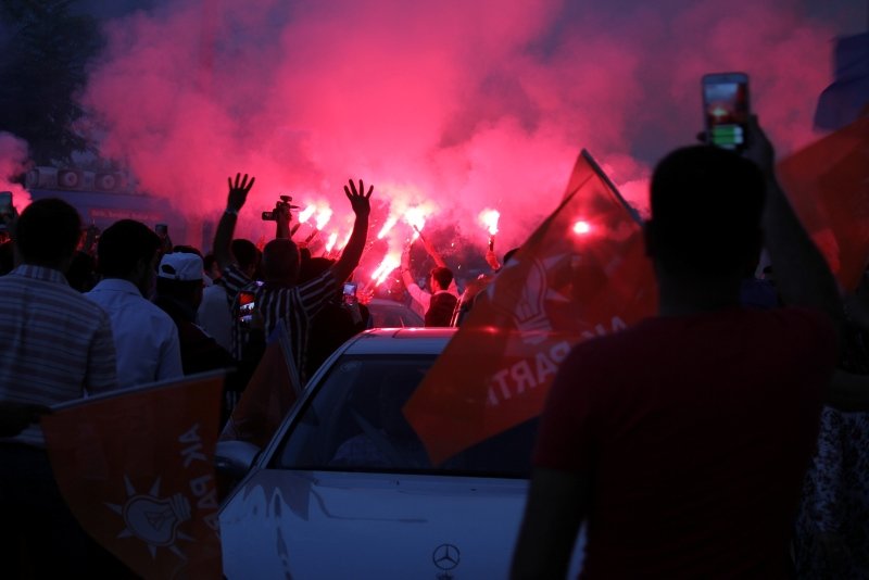 Ak Partililer ve MHP’liler sokaklara döküldü